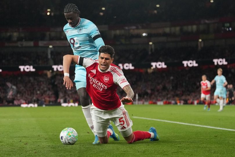 Momen Memalukan Piero Hincapie di Laga Arsenal vs Burnley: Celananya Melorot Saat Duel di Pinggir Lapangan! Momen Memalukan Piero Hincapie di Laga Arsenal vs Burnley: Celananya Melorot Saat Duel di Pinggir Lapangan!