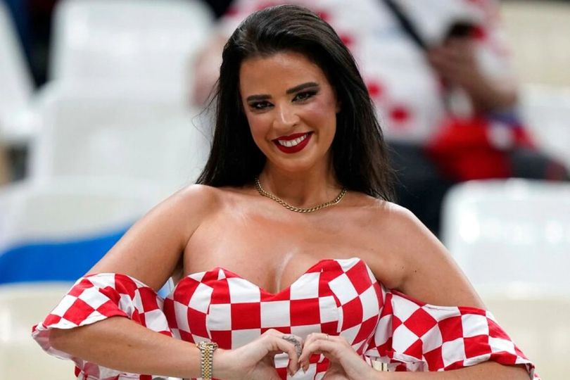 Potret Ivana Knoll, Suporter Fanatik Kroasia yang Selalu Viral di Piala Dunia: Kini Banting Setir jadi DJ Potret Ivana Knoll, Suporter Fanatik Kroasia yang Selalu Viral di Piala Dunia: Kini Banting Setir jadi DJ