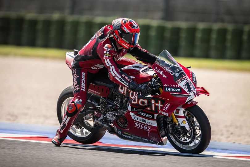 Hasil Race 2 WorldSBK Emilia Romagna 2026: Nicolo Bulega Cetak Hattrick, Kembali Asapi Iker Lecuona dan Yari Montella Hasil Race 2 WorldSBK Emilia Romagna 2026: Nicolo Bulega Cetak Hattrick, Kembali Asapi Iker Lecuona dan Yari Montella