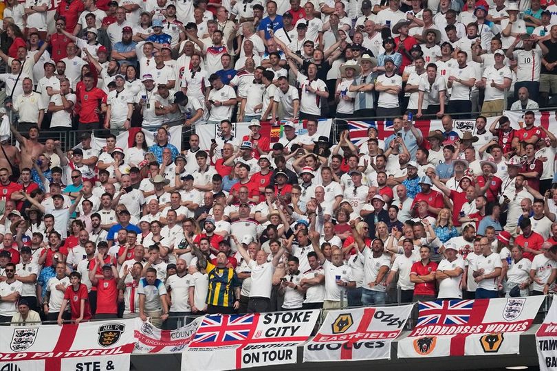 Berlebihan? FIFA Larang Bendera Suporter Inggris karena Gambar Kapal Selam