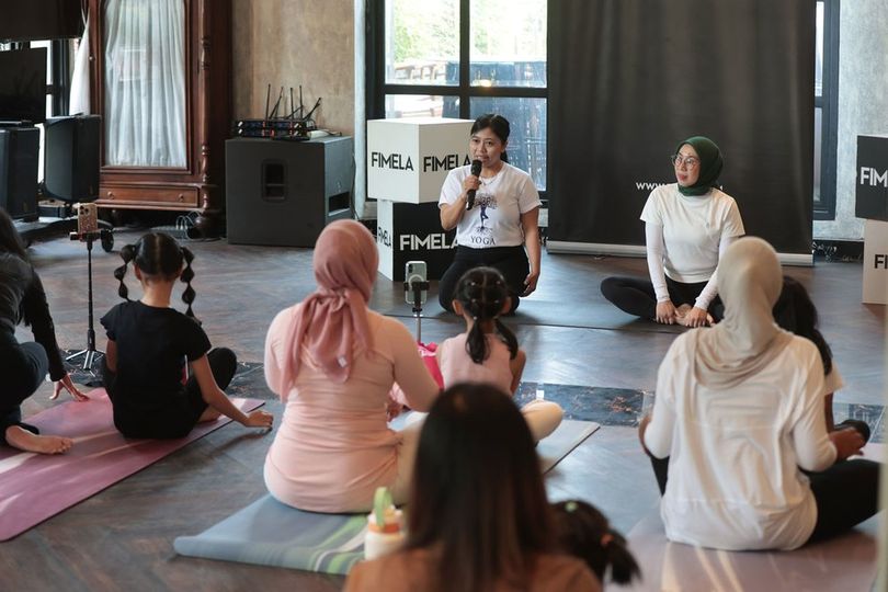 Liburan Sekolah Lebih Bermakna, Fimela Ajak Ibu dan Anak Bangun Bonding Lewat Yoga Bersama Liburan Sekolah Lebih Bermakna, Fimela Ajak Ibu dan Anak Bangun Bonding Lewat Yoga Bersama