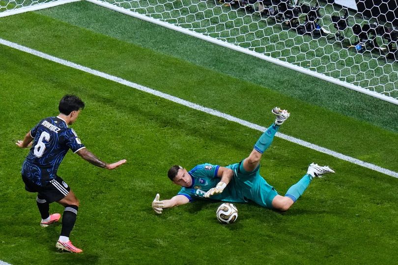 Adu Ketangguhan Unai Simon dan Emiliano Martinez Adu Ketangguhan Unai Simon dan Emiliano Martinez