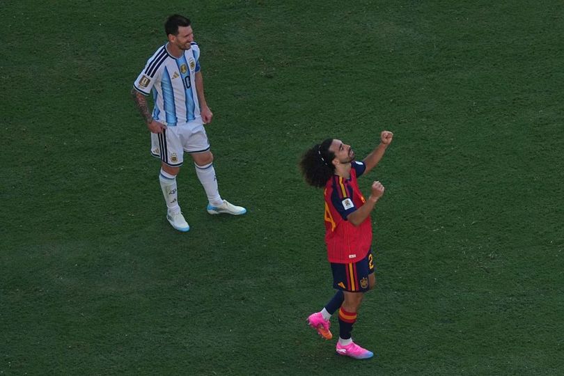 Alasan Marc Cucurella Lolos dari Kartu usai Berbicara dengan Lionel Messi Sambil Menutup Mulut Alasan Marc Cucurella Lolos dari Kartu usai Berbicara dengan Lionel Messi Sambil Menutup Mulut