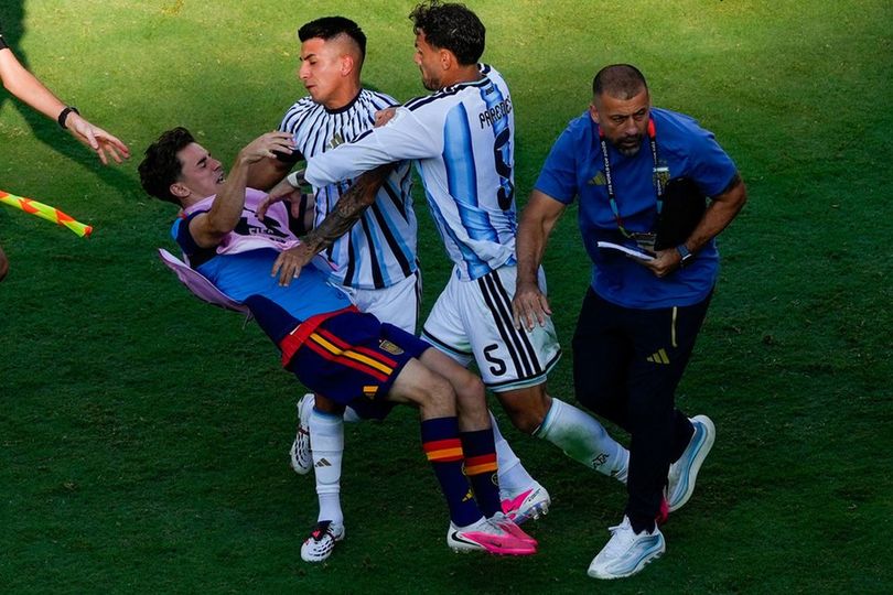 Jangan Ditiru! Leandro Paredes Cekik dan Jungkalkan Pemain Spanyol usai Argentina Kalah di Final Piala Dunia 2026 Jangan Ditiru! Leandro Paredes Cekik dan Jungkalkan Pemain Spanyol usai Argentina Kalah di Final Piala Dunia 2026