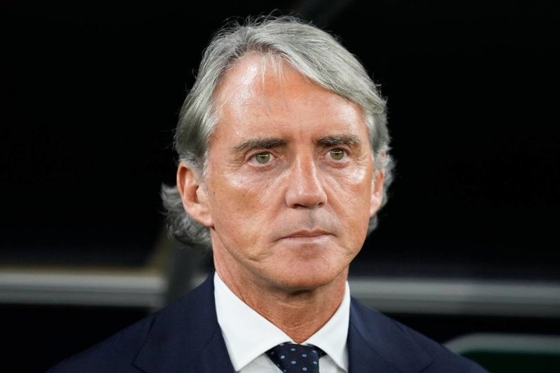 Cesc Fabregas Dukung Roberto Mancini Kembali Tangani Timnas Italia Cesc Fabregas Dukung Roberto Mancini Kembali Tangani Timnas Italia