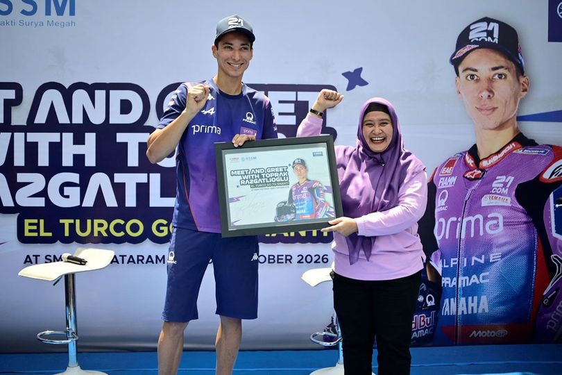 Toprak Razgatlioglu Disambut Meriah di SMA Negeri 3 Mataram Jelang MotoGP Mandalika 2026 Toprak Razgatlioglu Disambut Meriah di SMA Negeri 3 Mataram Jelang MotoGP Mandalika 2026