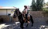 Guru menunggang kuda demi mengajar murid di pegunungan