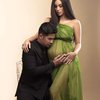 9 Gaya Maternity Shoot Terbaru Vanessa Lima dan Erick Iskandar yang Pakai Gaun Hijau Nerawang