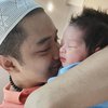 Momen Bahagia 10 Selebriti Dikaruniai Anak Pertama di Tahun 2021, Caesar Hito Sampai Nangis