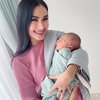 5 Potret Iis Dahlia Kunjungi Baby Rayyanza, Didoakan Cepat Besar agar Bisa Main Bareng Anak Rizki DA