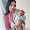 5 Potret Iis Dahlia Kunjungi Baby Rayyanza, Didoakan Cepat Besar agar Bisa Main Bareng Anak Rizki DA