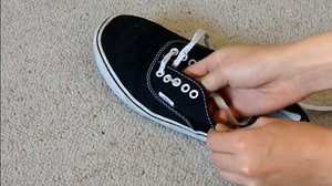 Cara memasang tali sepatu sekolah