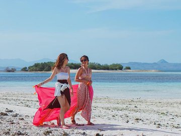 Ini Potret Gariella Larasati Liburan di Pink Beach Labuan Bajo, Baju Renangnya Bikin Salfok