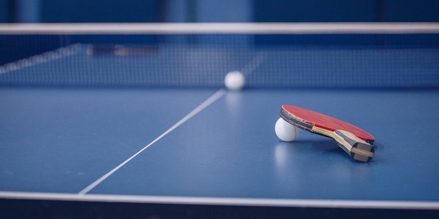 Posisi awal kaki yang benar saat akan melakukan servis forehand pada permainan tenis meja adalah