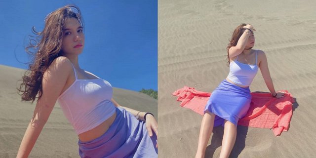 Berbagai Pose Cassandra Lee Pakai Tank Top Putih Di Gurun Pasir Pamer