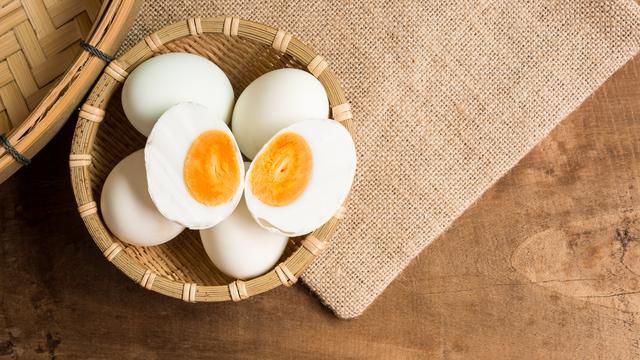 5 Cara Membuat Telur Asin Bebek Aneka Rasa yang Masir Berminyak dengan