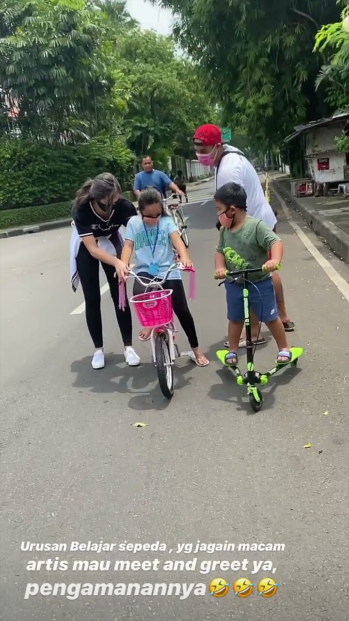 Nia Ramadhani Mengajari Anaknya Menaiki Sepedah