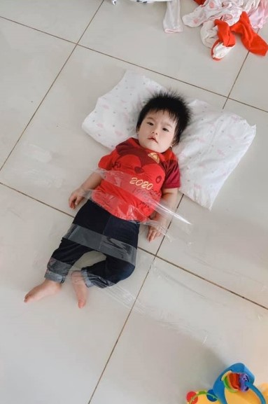 Momen Selotip Anak di Lantai karena Kesal Diganggu WFH