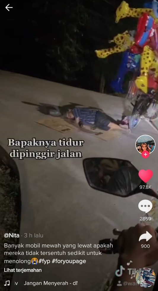 Bapak Penjual Balon Tidur di Pinggir Jalan