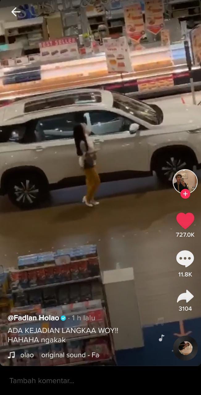 Wanita Bawa Mobil ke Dalam Mall