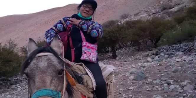 Sangat Inspiratif, Guru 52 Tahun Ini Rela Naik Kuda sampai 8 Jam Demi Mengajar Murid di Pegunungan