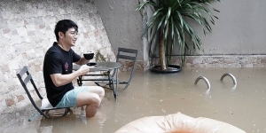 Diguyur Hujan Deras, Ini Deretan Selebriti yang Jadi Korban Banjir