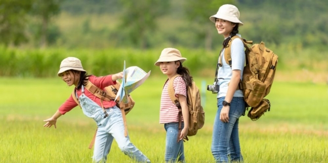 3 Tips Aman Mengajak Anak Traveling hingga Berwisata di Alam Agar Menyenangkan