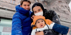 Ini 8 Momen Perdana Baby Ukkasya Main Salju, Raut Wajah Bahagianya Gemesin Banget!