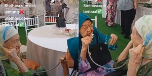 Bikin Senyum-Senyum Sendiri, Dua Nenek Ini Ngobrol Pakai Stetoskop!