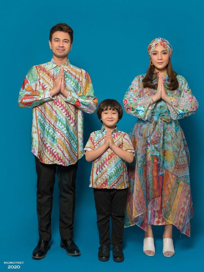 6 Potret Keluarga Raffi Ahmad Edisi Lebaran Nagita Slavina Bikin Pangling Deh Diadona Id