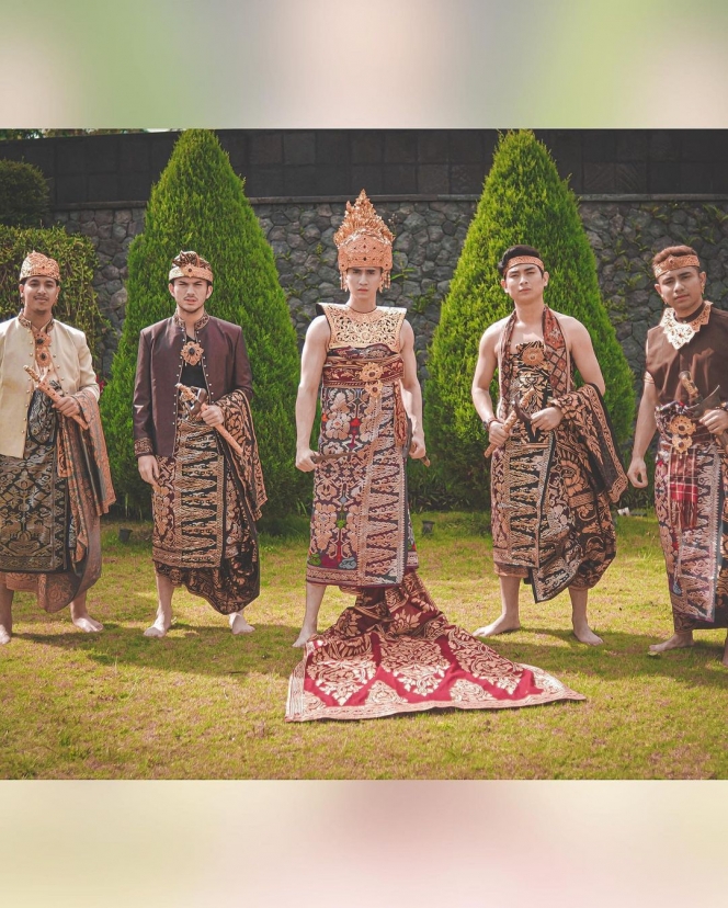 Ganteng Tak Tertandingi, Potret Verrel Bramasta Pakai Taksu Payas Bali Ini Bak Pangeran!