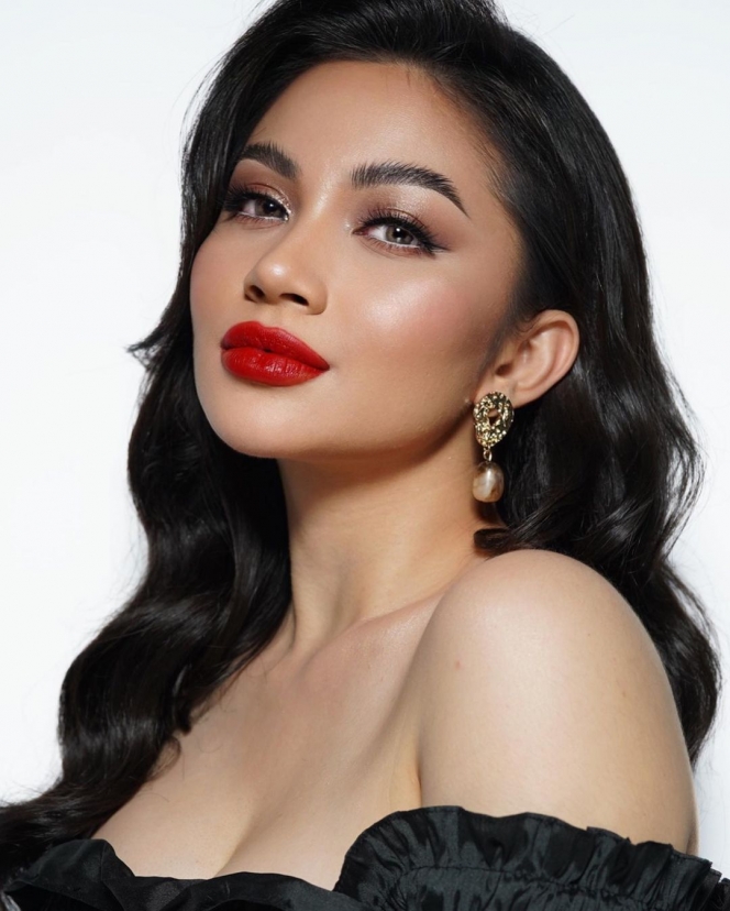 5 Potret Cantik Ariel Tatum Tampil Memukau Dengan Bibir Merah Merona Diadona Id