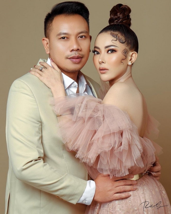 Sempat Dituduh Jadi Orang Ketiga Ini Pemotretan Ayu Aulia Dan Vicky Prasetyo Yang Mesra Banget Foto 6 Diadona Id