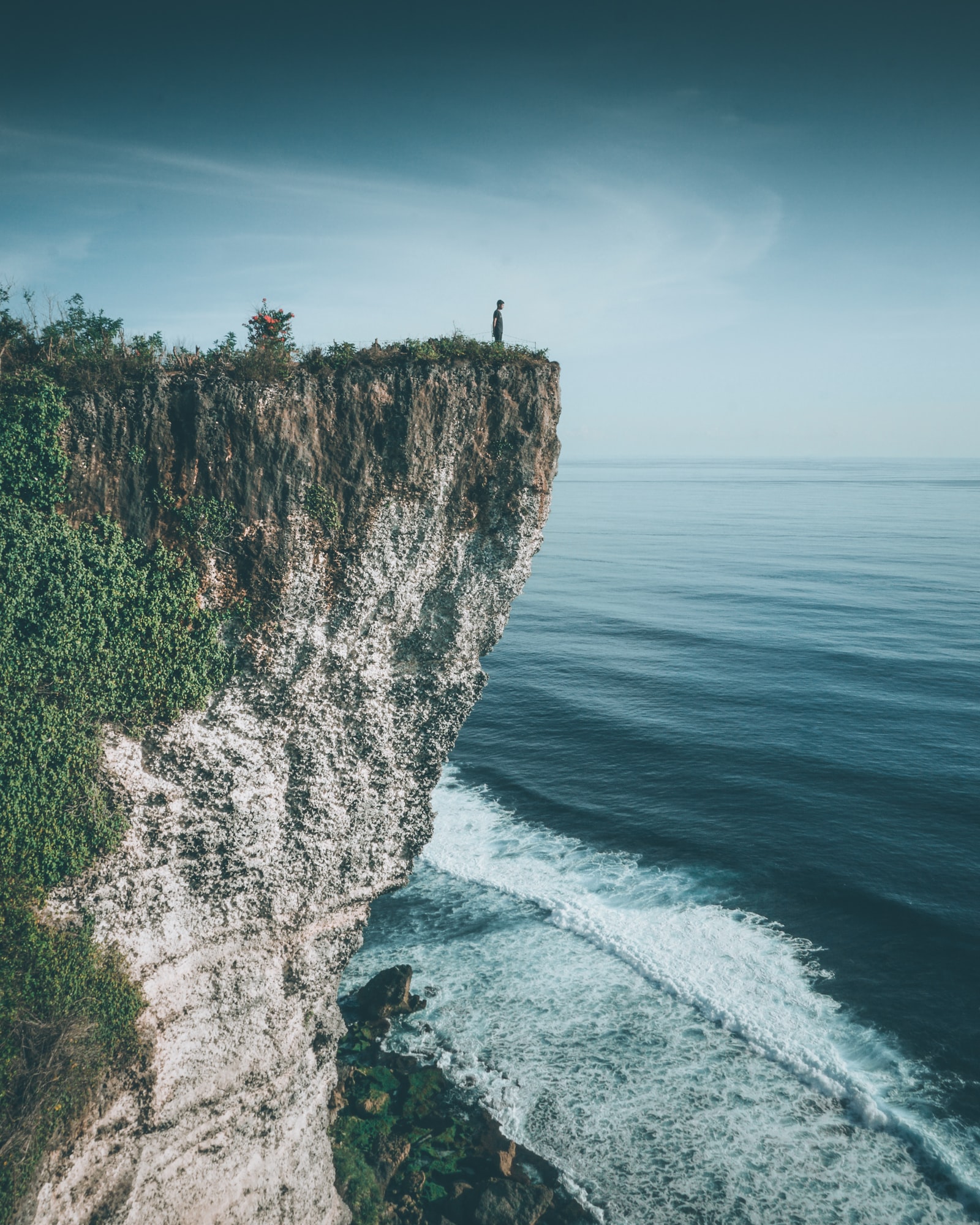 Nikmati Keindahan Pemandangan Laut Lepas Di Tebing Karang Boma