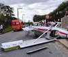Pesawat ringan kecelakaan, jatuh di tengah jalan.