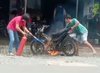 Aksi pemuda padamkan kebakaran motor bikin netizen gemes sekaligus ngakak.