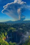 Video erupsi Gunung Semeru dilihat dari Tumpak Sewu.