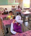 Murid-murid Ahmad Farhan menangis melepas kepergiannya dari sekolah itu.