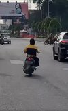 aksi pria naik motor bikin pebalap moto gp insecure.
