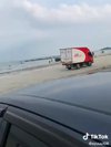 Viral Mobil Box Masuk ke Bibir Pantai