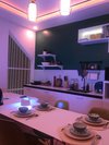 Penerangan menggunakan Philips Smart LED Connected by WiZ, membuat suasana makan malam di rumah menjadi romantis.