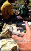 Belanja pakai uang pecahan Rp1000 dan Rp2000 di pasar pedalaman Papua.