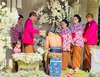 Momen Jokowi Gendong dan Suapi Kaesang di Prosesi Siraman