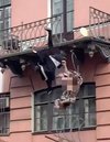 Pasangan Bertengkar di Balkon, Berujung Patah Tulang Sebab Pagar yang Tiiba-Tiba Rubuh