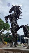 Kreatif Banget! Knalpot Brong Sitaan Disulap Polisi Jadi Karya Seni Patung Kuda