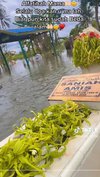 Momen Haru Wanita Ziarah dan Bersihkan Makam Ibunya yang Terendam Banjir