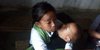 Viral Gadis SD Sekolah Sambil Gendong Adik yang Tertidur, Bikin Terenyuh Sampai Bikin Menteri Terharu