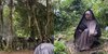 Tanpa Tenda dan Tempat Berteduh, Ternyata Begini Cara Anggota Brimob Tidur di Hutan saat Hujan Turun