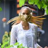 Makna di Balik Masker Unik Nadine Chandrawinata
