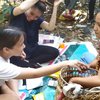 6 Momen Gadis-gadis Cantik Suku Dayak Habiskan Waktu di Hutan